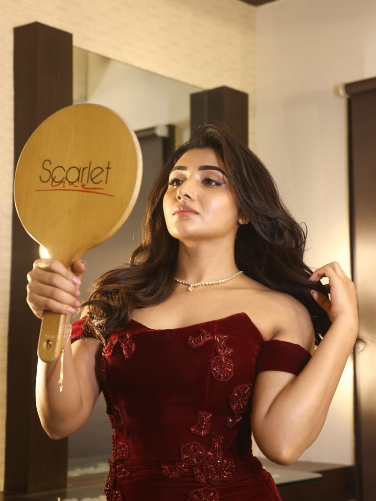 Mirnaa Menon glamorous photos