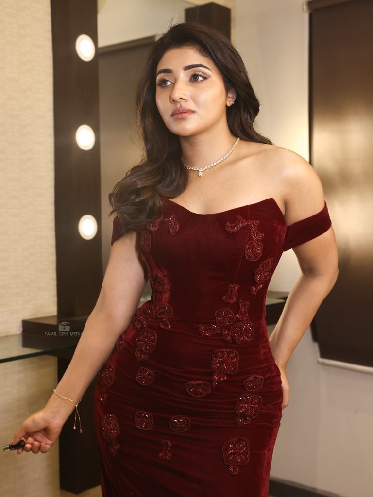 Mirnaa Menon glamorous photos