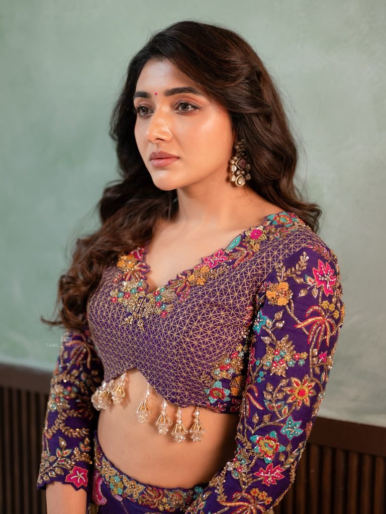 Mirnaa Menon glamour photos
