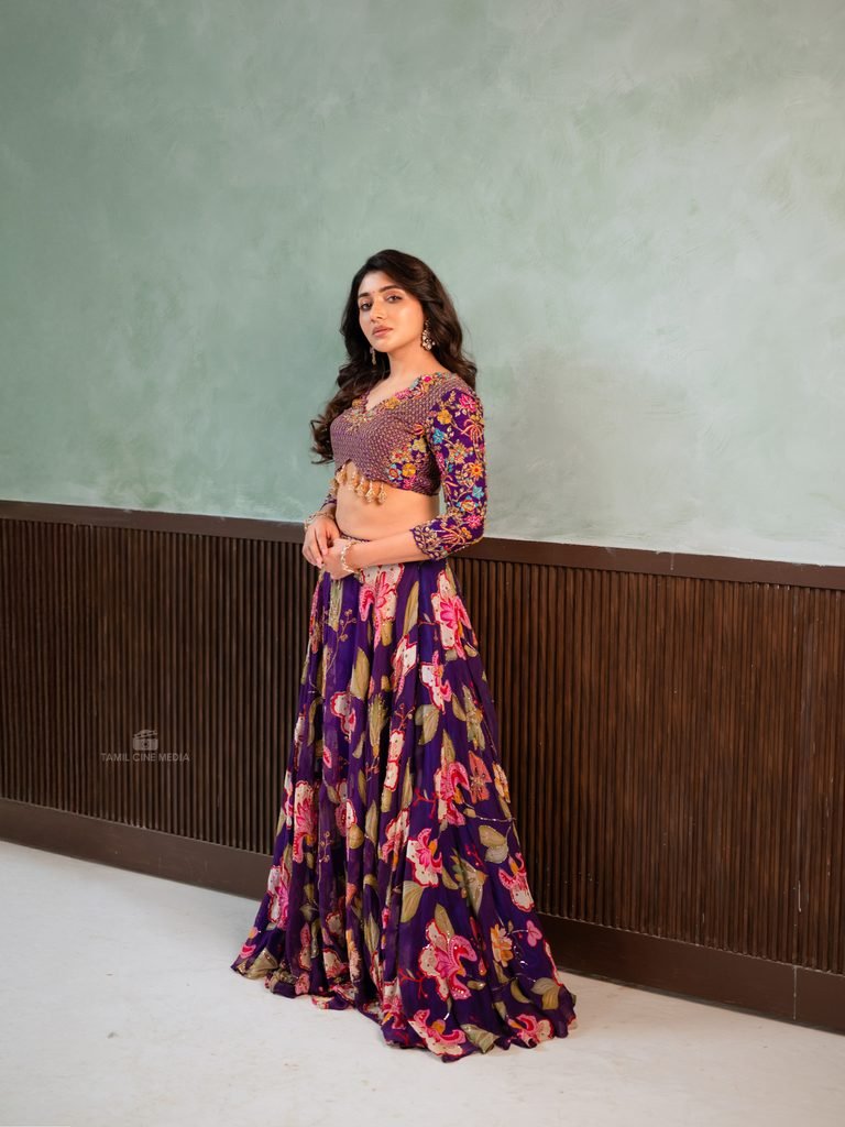 Mirnaa Menon glamour photos