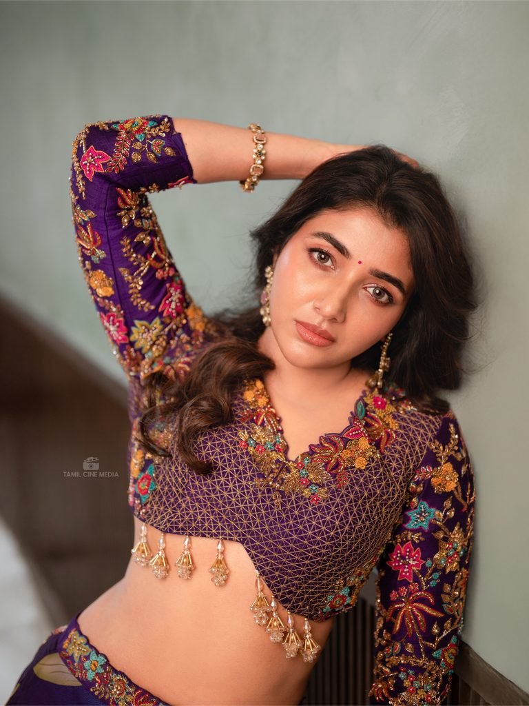 Mirnaa Menon glamour photos